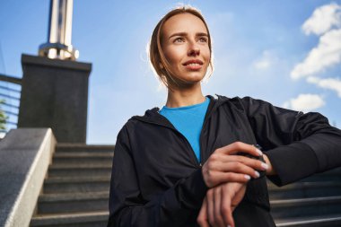 Mutlu kadın şehirde aktif zaman geçiriyor.