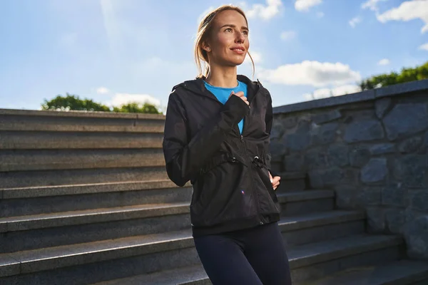 Joyful fit feminino correndo no centro da cidade — Fotografia de Stock