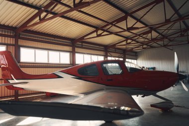 Havaalanı otoparkında modern hafif uçak.