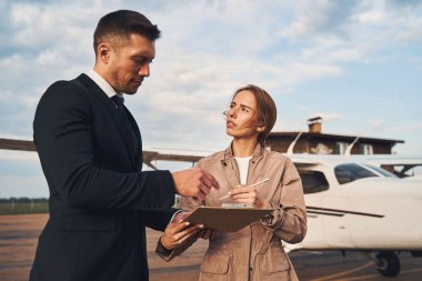 İş arkadaşları Airdrome 'da açık havada sözleşme imzalıyor.