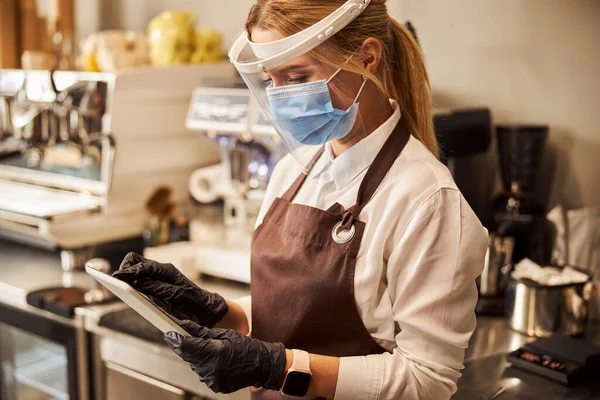 Makkelijker om de rekening te tellen in cafe met moderne gadget — Stockfoto