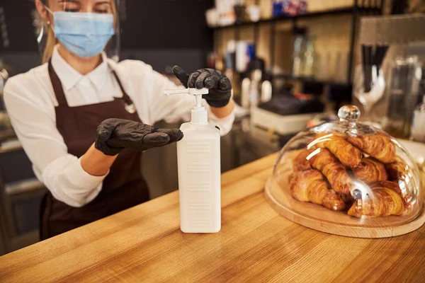 Вжиття профілактичних заходів у кафе під час пандемії — стокове фото