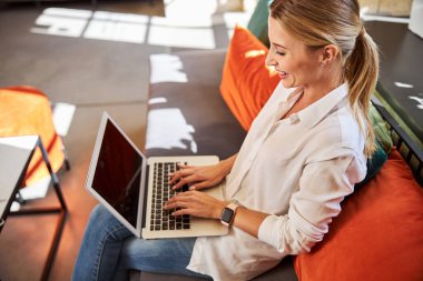 Kafede internette sörf yaparken cihazını tamir eden şık bir bayan.