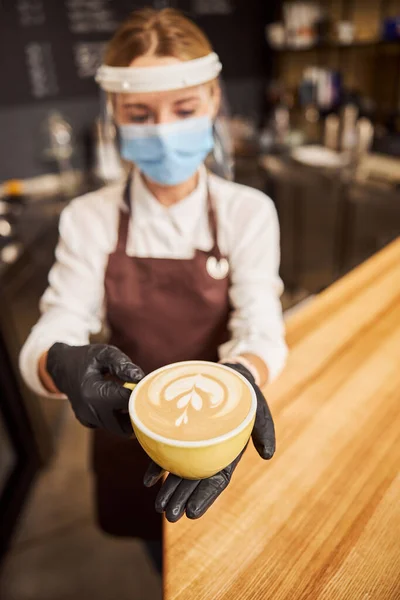 Красива чашка кави в руках дбайливого бариста — стокове фото