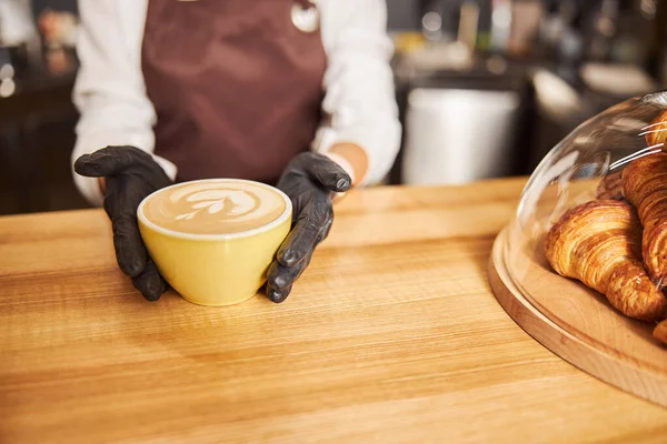 Barista demostrando café caliente fresco en la cafetería —  Fotos de Stock