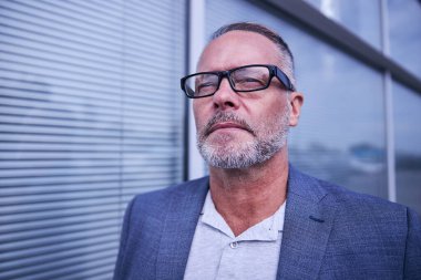 Sokakta duran yakışıklı sakallı adam.