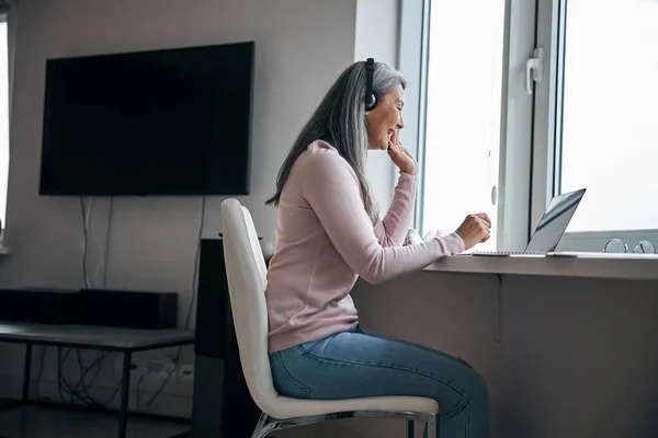 Charmante vrouw met behulp van notebook voor online communicatie — Stockfoto