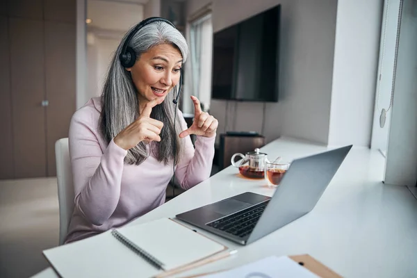 Charmante vrouw praten met collega door middel van video oproep — Stockfoto