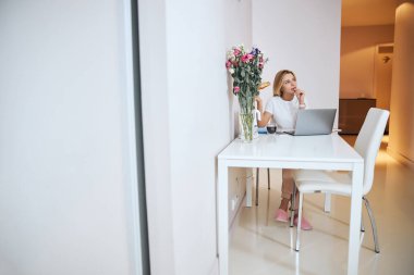 Kahve molası veren hayalperest kadın.