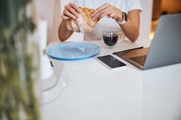 Gros plan de la femelle appréciant son déjeuner — Photo