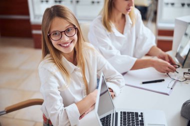 Sarışın beyaz kadın çocuk tıp merkezinde cam seçiyor ve deniyor.