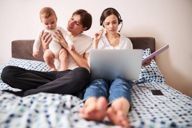 Oğluyla oynayan mutlu bir baba.