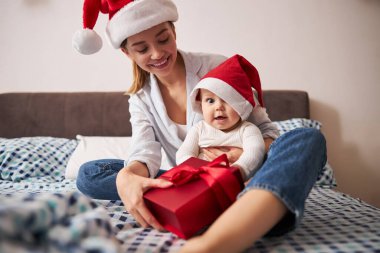 Nazik çocuk aile albümü için çekim yapıyor.