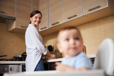 Sağlıklı yemek hazırlayan mutlu genç bir kadın.