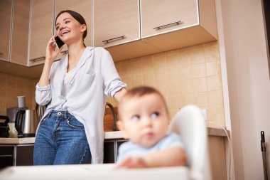 Rahatlamış genç bayan sohbet ediyor.