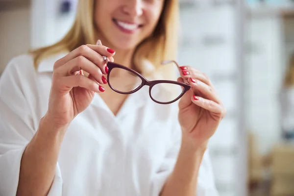 Przystojny piękny kobieta wybierając różne okulary — Zdjęcie stockowe