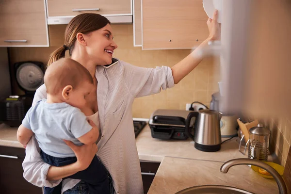 Incredibile bruna donna preparare la cena per il figlio — Foto Stock