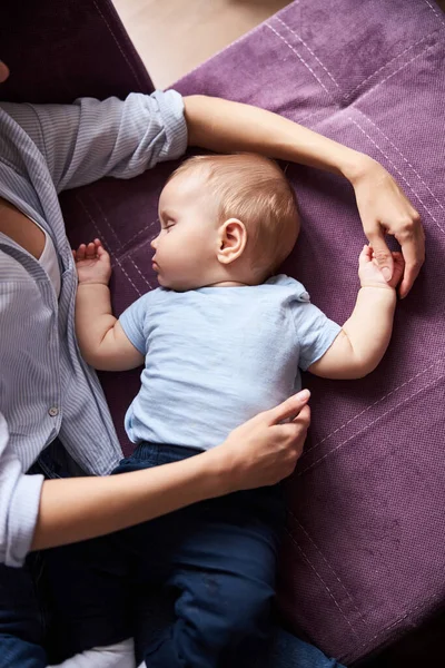 Nöjd liten pojke som har dagtid sova med mamma — Stockfoto