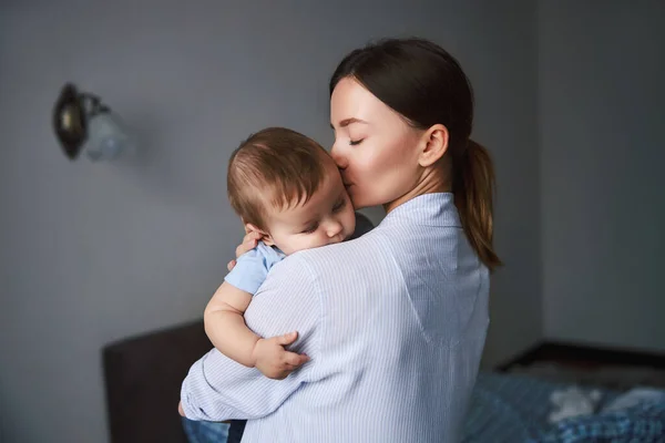 Teder jong vrouw het verzorgen van haar zoon — Stockfoto