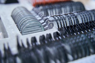 Klinikte optalmik test cihazı için deneme lensi ayarlandı