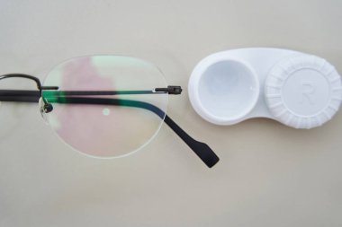 Kontak lensler için gözlük ve beyaz çanta