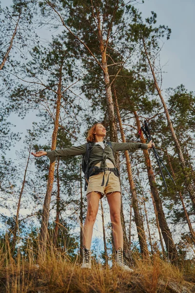 Vrouw toerist genieten van vrijheid in de open lucht — Stockfoto