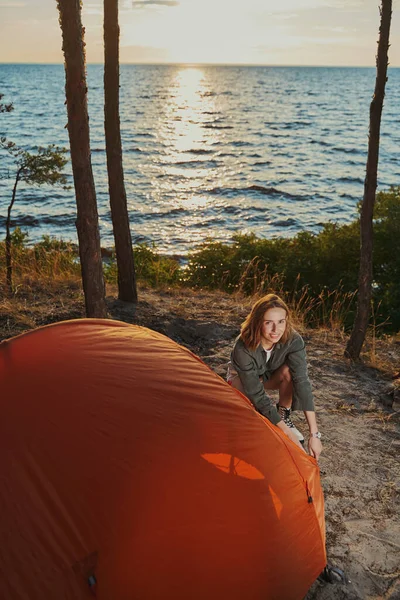 Backpacker sta installando tenda nel bosco — Foto Stock