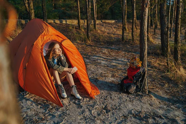 Donna calma dentro tenda sta ammirando il tramonto — Foto Stock