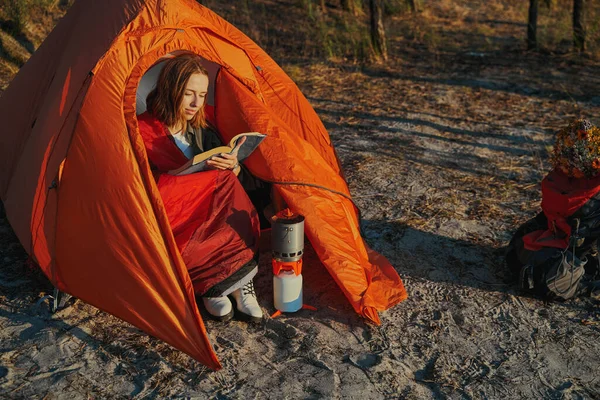 Donna intricata sta leggendo libro in tenda — Foto Stock