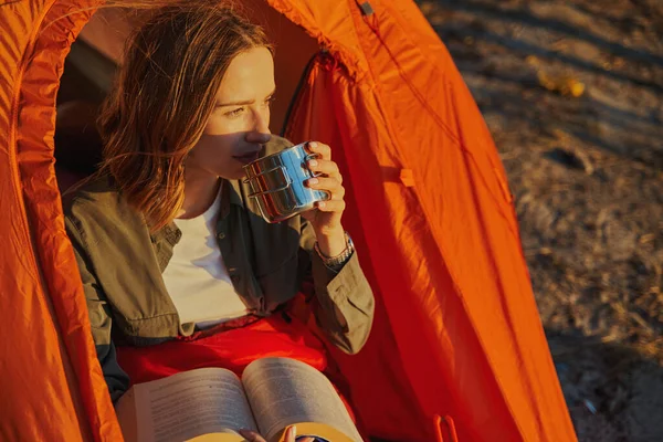 Turista in tenda a bere qualcosa — Foto Stock