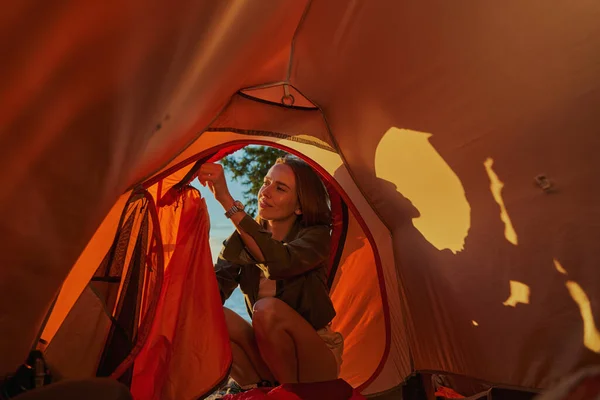 Turistico regolazione del coperchio d'ingresso della tenda — Foto Stock