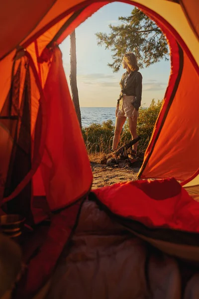 Foto di una donna in piedi fuori dalla tenda — Foto Stock