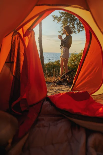 Backpacker che beve davanti alla sua tenda — Foto Stock