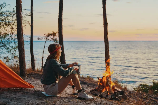 Campeggio turistico vicino al fuoco con lago sullo sfondo — Foto Stock