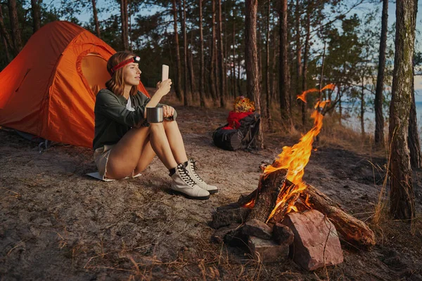 Navigazione turistica internet attraverso smatrphone durante il campeggio — Foto Stock