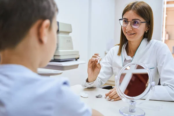 Glada ögonläkare som ger råd till patienten på kliniken — Stockfoto