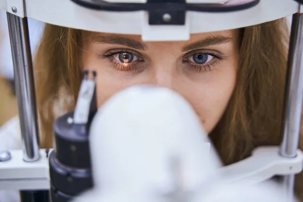 Jovem mulher tendo visão examinando na clínica — Fotografia de Stock