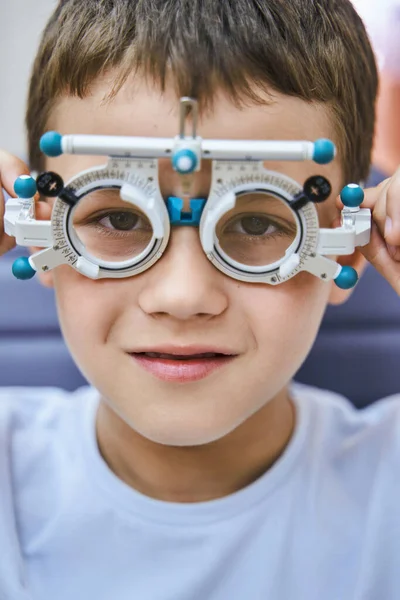 Lindo niño pequeño con marco de lente de ensayo óptico —  Fotos de Stock