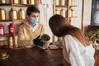 Genç ve çekici bir kadın çay dükkanından alışveriş yapıyor.