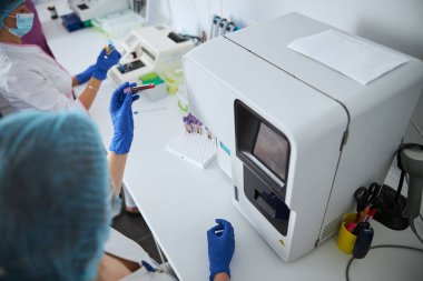 Deneyimli bir laboratuar çalışanı tam bir kan sayımı yapıyor.