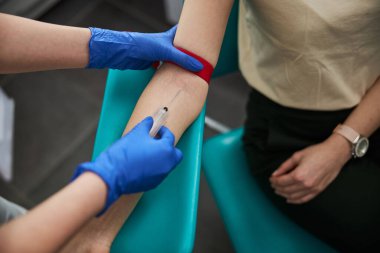 Phlebotomist laboratuvar testi için kan alıyor.
