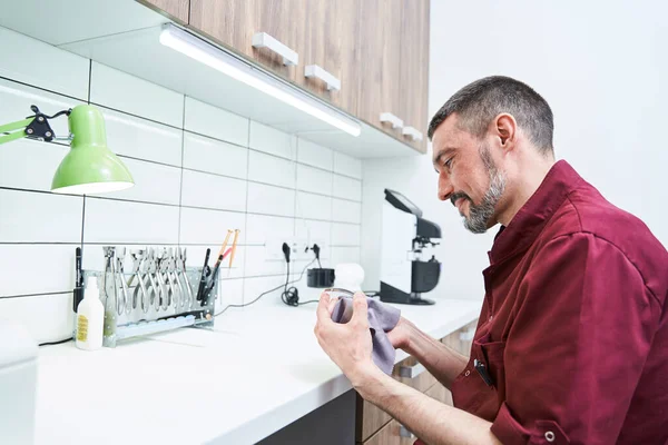 ワークショップで眼鏡のための男性の光学洗浄レンズ — ストック写真