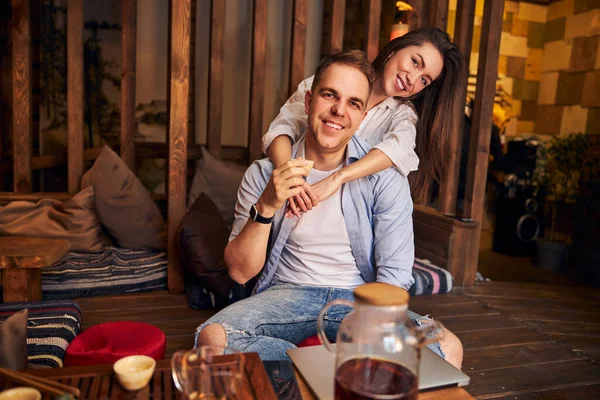 Feliz pareja joven pasar tiempo juntos en la casa de té —  Fotos de Stock