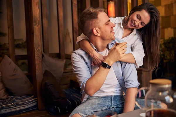 Bonito jovem casal abraçando no café acolhedor — Fotografia de Stock