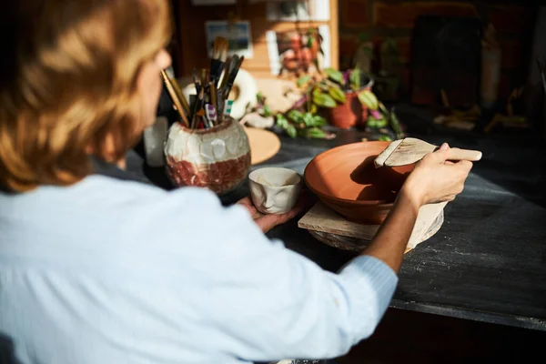 Femme senior céramiste peinture poterie en atelier — Photo