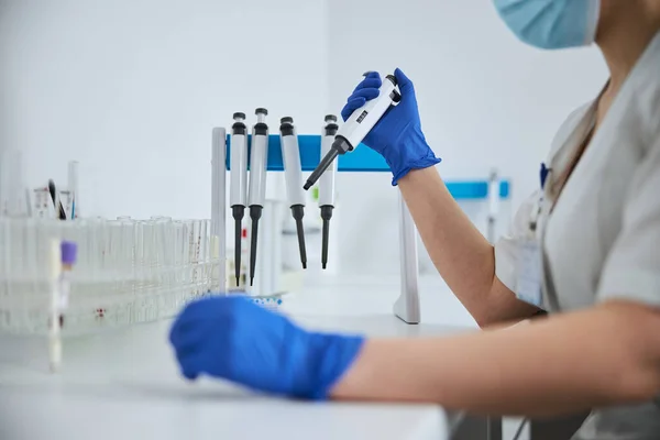 Biochemik se připravuje na provádění krevních testů — Stock fotografie