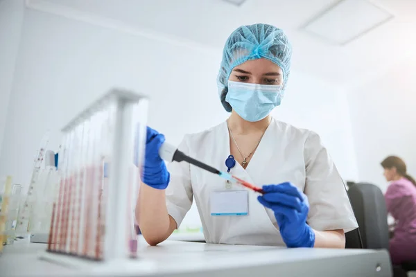 Técnico de laboratorio experimentado realizando un análisis bioquímico — Foto de Stock