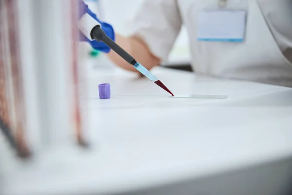Scientist preparing a specimen for microscopic examination — Stock Photo, Image