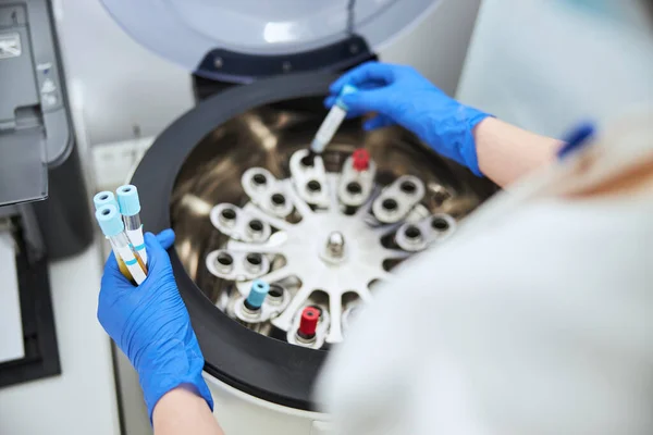 Biokemist som placerar vakutainrar med natriumcitrat för koagulationstest — Stockfoto