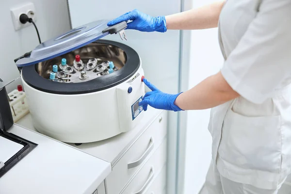 Biochemik připravuje laboratorní zařízení na krevní test — Stock fotografie